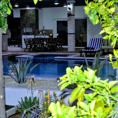 Orchard Bloom With Pool And Jacuzzi Villa *