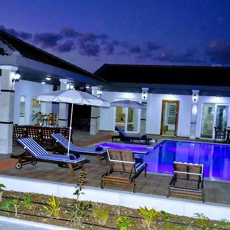 Orchard Bloom With Pool And Jacuzzi Villa